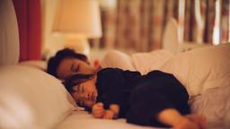 آیا خوابیدن کودکان بزرگ‌تر در کنار والدین نگران کننده است؟