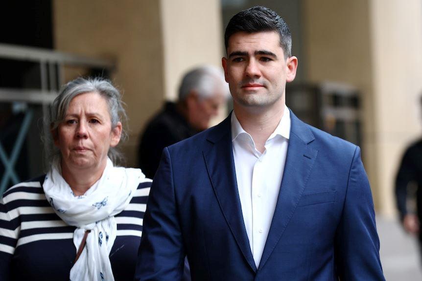 گناهکار شناخته شدن مردی به دلیل نقض قوانین منع نمایش عمومی سلام نازی در ویکتوریا