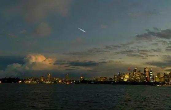 دیده شدن یک شیء نورانی ناشناخته در آسمان استرالیا