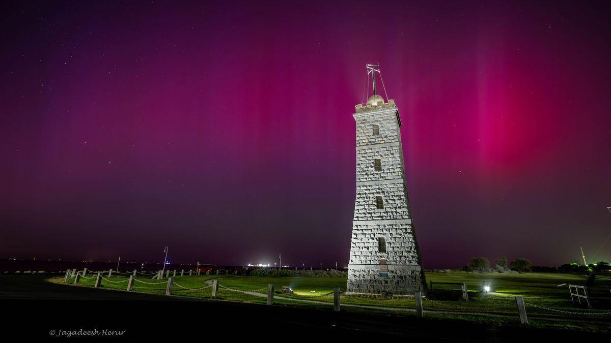 نمایش خیره کننده شفق قطبی رنگارنگ و درخشان در آسمان استرالیا 
