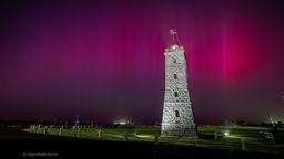 نمایش خیره کننده شفق قطبی رنگارنگ و درخشان در آسمان استرالیا 