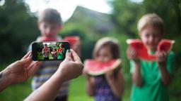 خطرات اشتراک‌گذاری عکس‌های فرزندان در شبکه‌های اجتماعی 