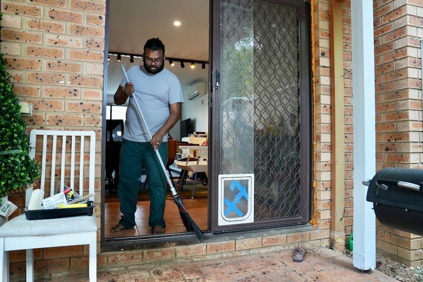 گرم شدن هوا و هجوم هزاران سوسک‌ سرگین غلتان پرنده به کانبرا 