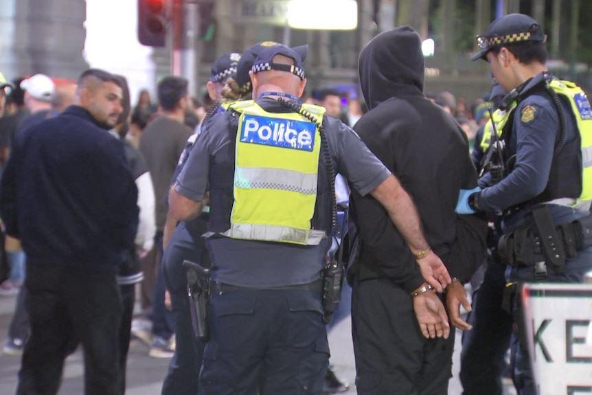 حوادث شب سال نو در ملبورن: کشف مواد محترقه غیرمجاز و درگیری‌های متعدد