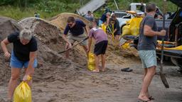 آمادگی مردم برای مقابله با طوفان گرمسیری "آلفرد" در استرالیا 