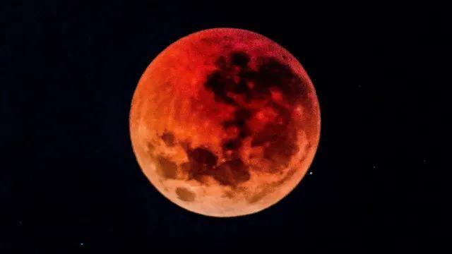 استرالیایی‌ها شامگاه جمعه شاهد رویداد نادر "ماه‌ خونین" خواهند بود