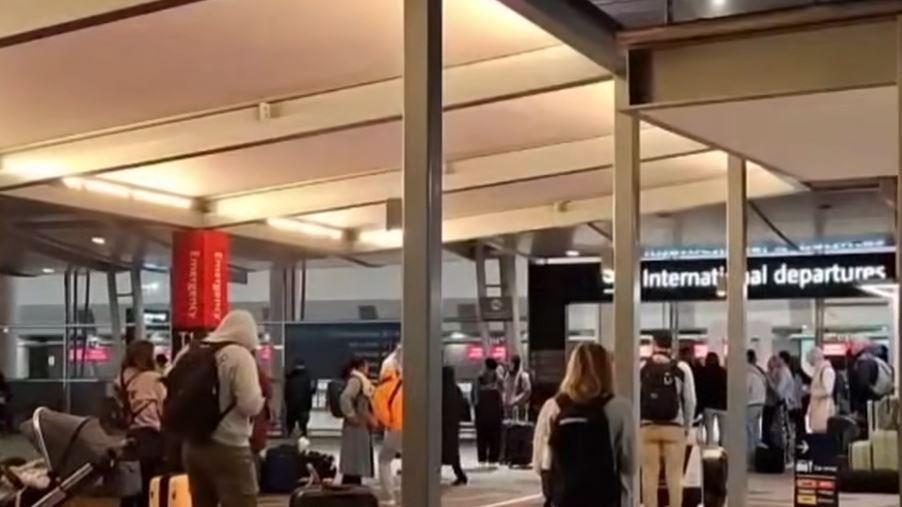 تخلیه فرودگاه پرت به دلیل احتمال خطر آتش‌سوزی