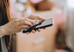 گوشی هوشمند شما، میزبان ناخوانده میکروب‌ها؛ راهنمای کامل تمیز کردن صحیح و ایمن