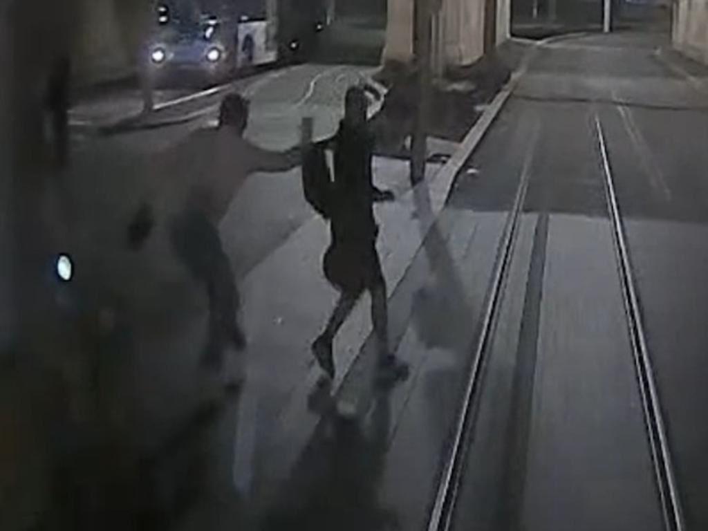 نجات معجزه‌آسا در سیدنی؛ رهگذری جان یک فرد را از برخورد با تراموا نجات داد