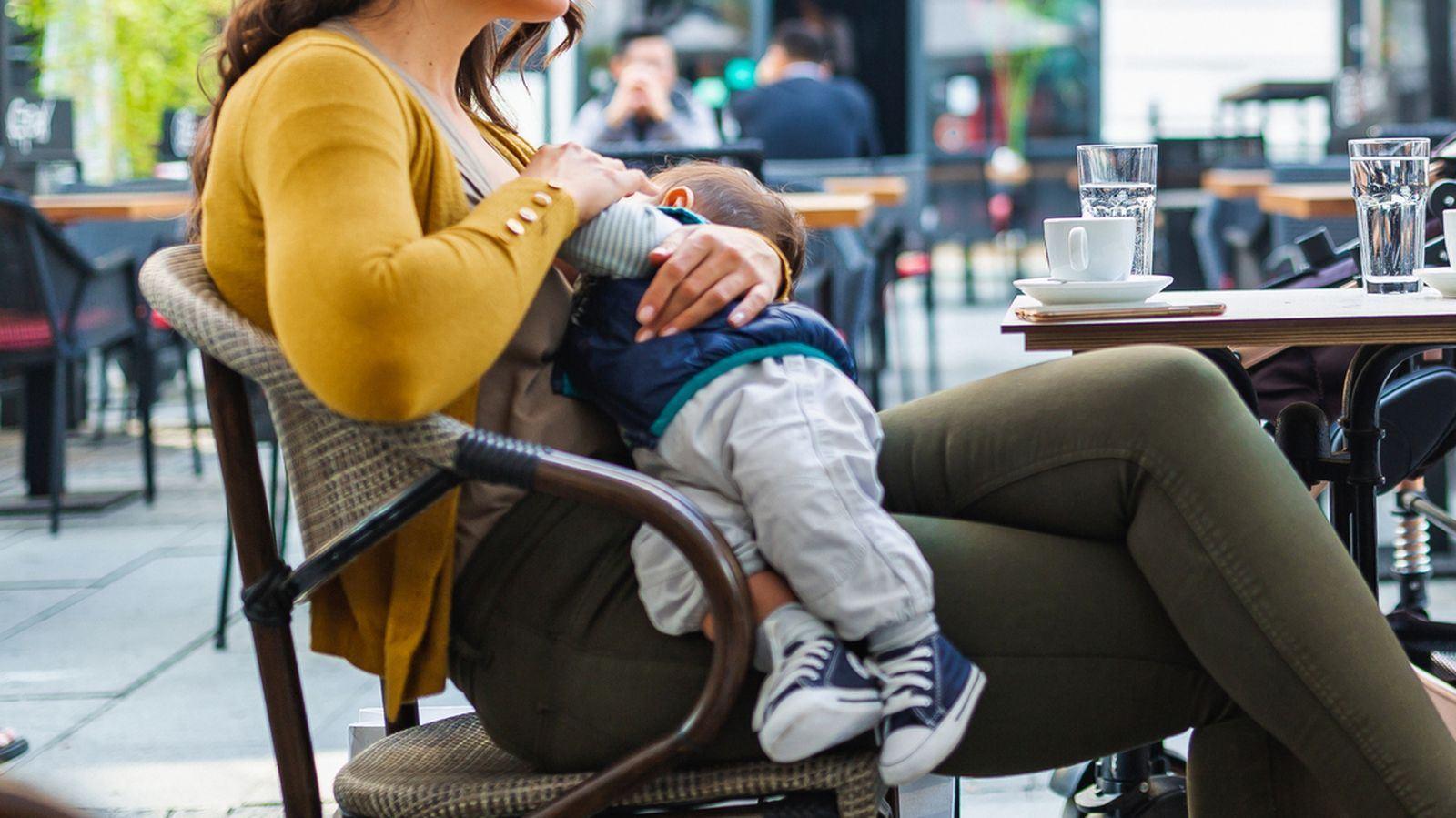 در استرالیا شیردادن مادران به نوزدان در مکان‌های عمومی منع قانونی ندارد