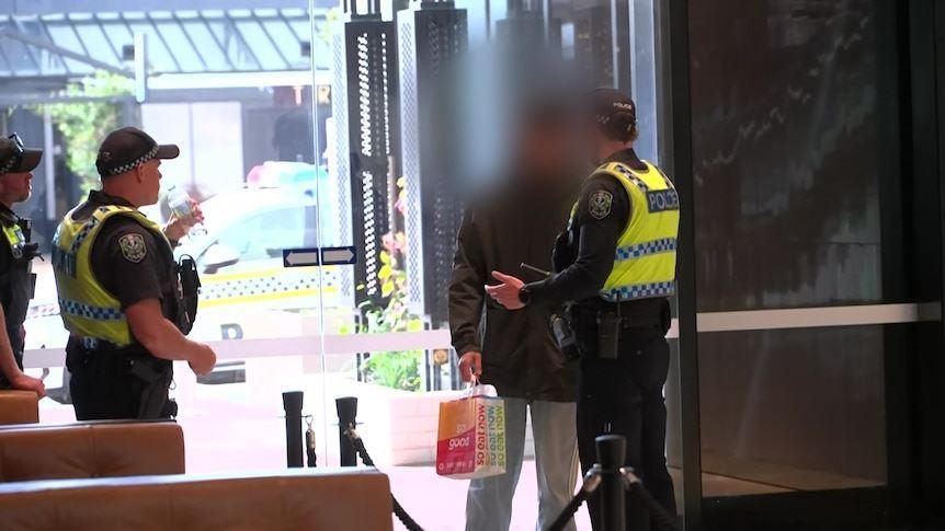 در آدلاید چهار مرکز خرید دیگر تحت پوشش قوانین جدید بازرسی سلاح سرد قرار گرفتند