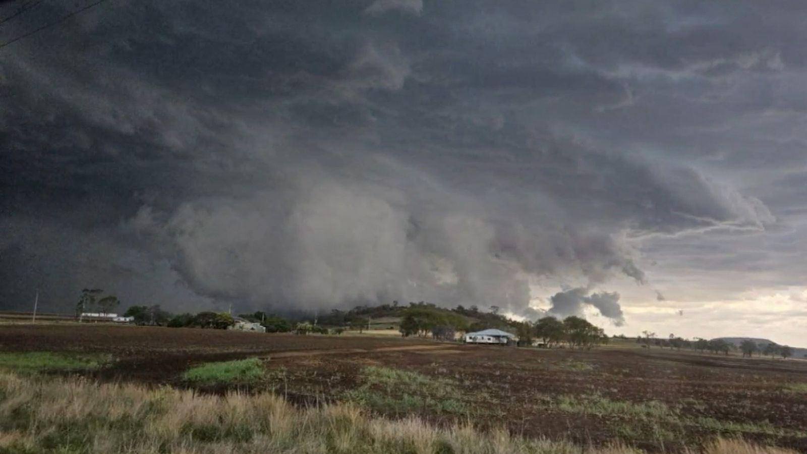 طوفان سهمگین و مخرب کوئینزلند را در نورید، قطعی برق گسترده و هشدار ماندن در خانه