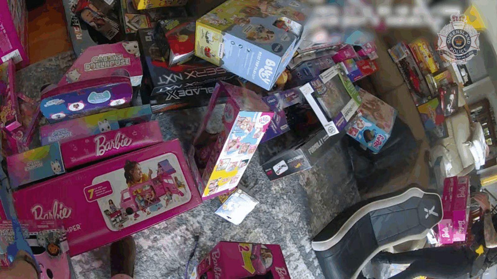 کشف دو دستگاه ون حامل هزاران اسباب‎‌بازی سرقتی در گلدکوست، ایالت کوئینزلند