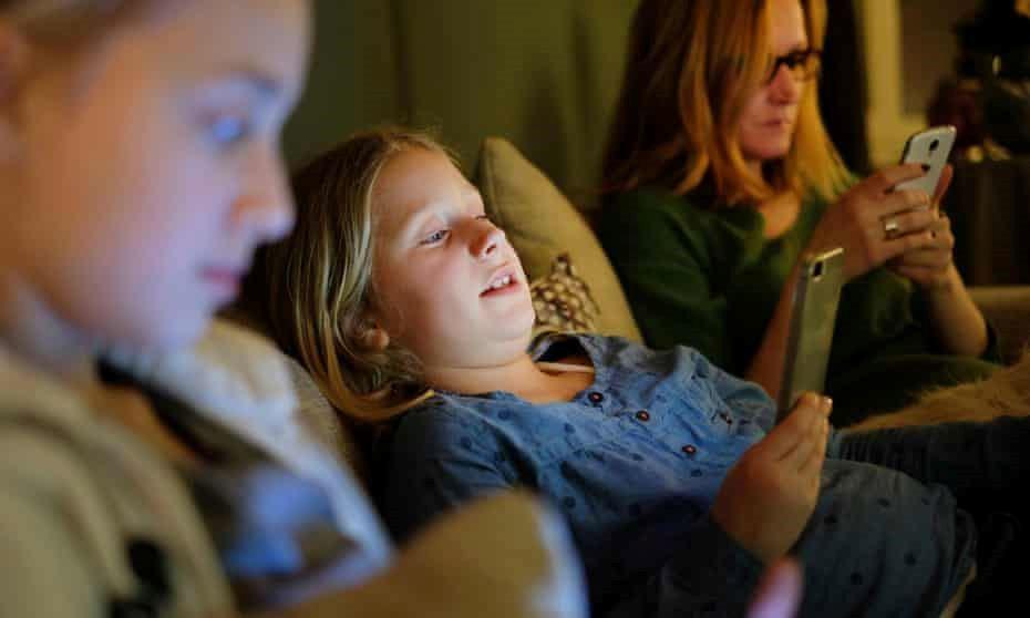 چگونگی همراهی والدین استرالیایی با فرزندان در کنار آمدن با ممنوعیت دسترسی به شبکه‌های اجتماعی 