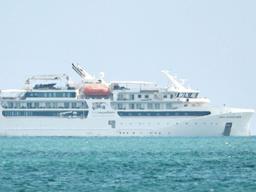 کشتی کروز استرالیایی در آب‌های پاپوآ گینه نو به گل نشست