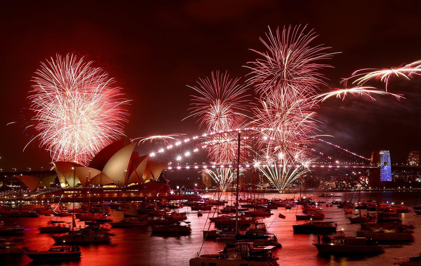 هجوم گسترده مردم به سواحل سیدنی برای تماشای آتش‌بازی شب سال نو