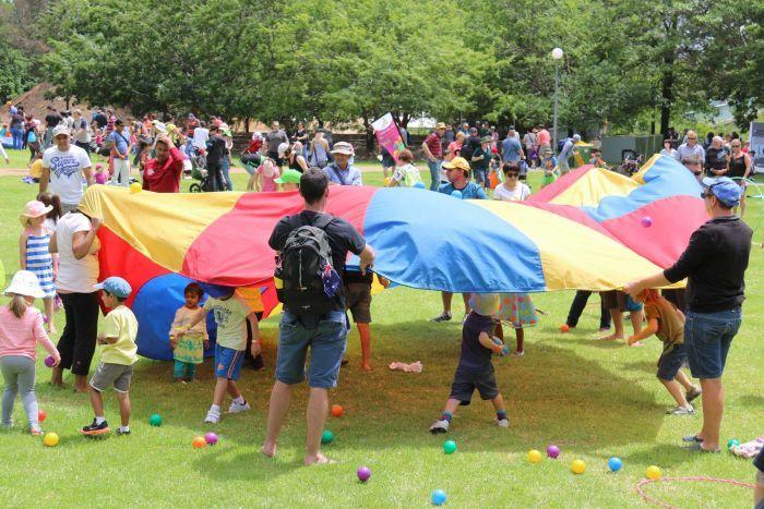 چگونه از کمک هزینه های دولتی برای نگهداری از کودکان استفاده کنیم؟