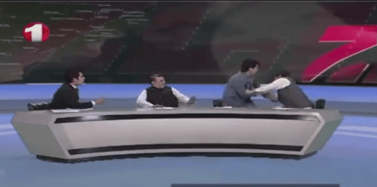 کتکاری در برنامه شبکه یک افغانستان درباره گفتگوهای صلح