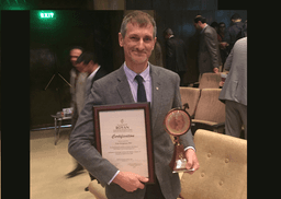 پروفسور پیتر کوپمان، از دانشگاه کوئینزلند استرالیا، جایزه بین المللی پژوهشی رویان در ایران را دریافت کرد