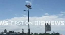 خوشحالی جوان استرالیایی برای اتمام دوران مقطع تحصیلی با یک حرکت خطر ناک