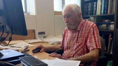 سالخورده‌ترین استاد دانشگاه در استرالیا با 102 سال سن مشغول به کار است