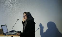 میمنت حسینی چاوشی، استاد جمعیت‌شناسی و محقق در دانشگاه ملی استرالیا در فرودگاه ایران بازداشت شد