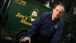 ادعای خسارت بنیانگذار Jim’s Mowing از دولت ایالت ویکتوریا