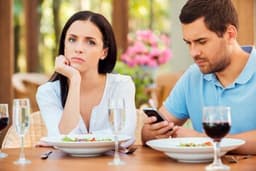آیا میدانید "فوبینگ" چیست و چگونه ما را تهدید می‌کند؟
