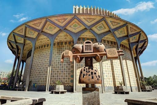 اعتراض کنشگران اقلیت‌های جنسی به کارگردان تئاتر