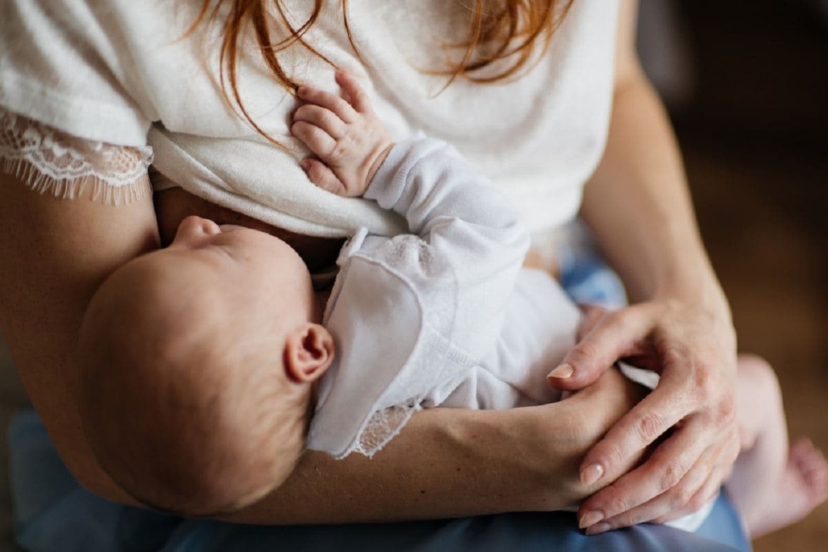 کتک خوردن زن فرانسوی به دلیل شیردادن به نوزادش