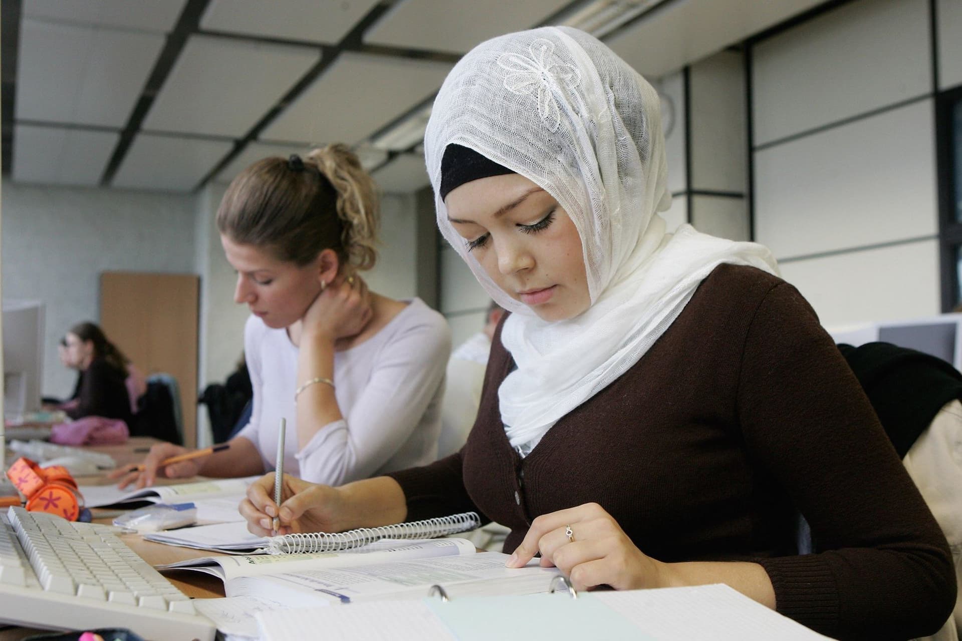 کارفرمایان اروپایی می‌توانند استفاده از حجاب را برای کارکنانشان ممنوع کنند