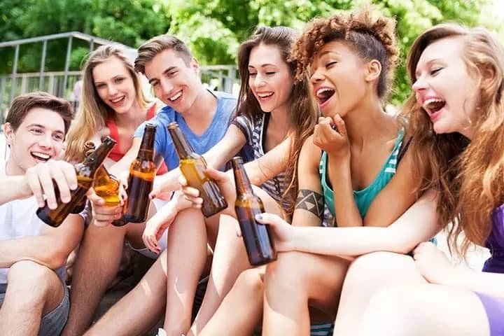 هشدار به والدین در مورد دادن اجازه مصرف الکل به نوجوانان