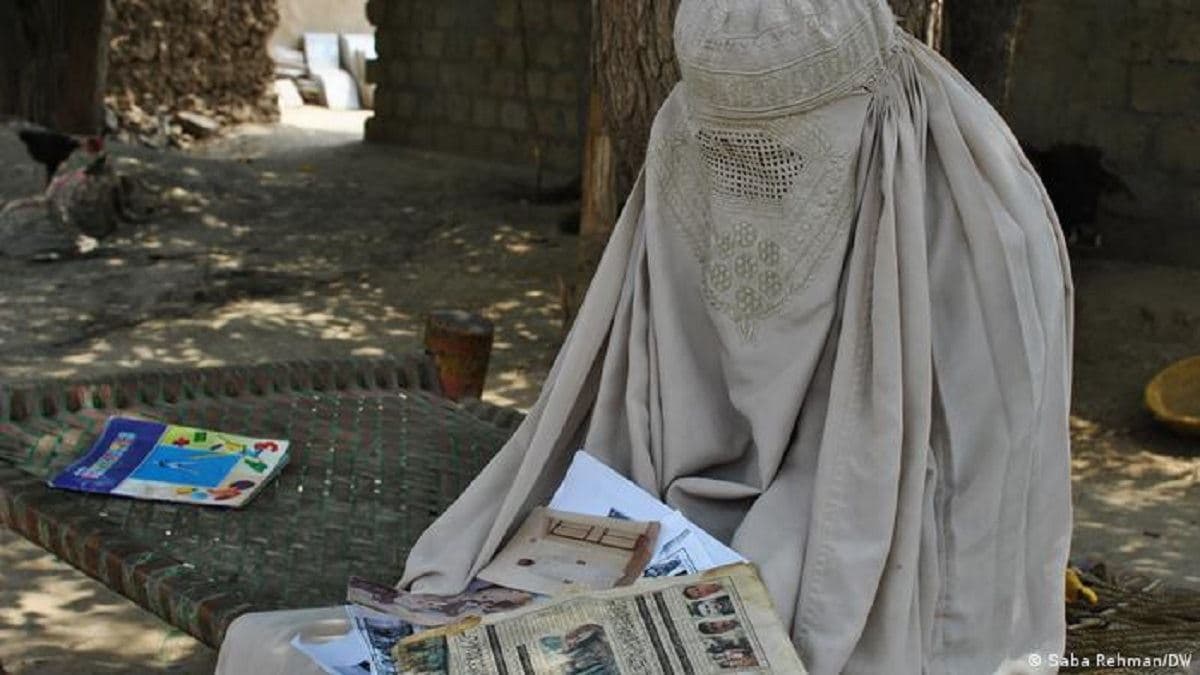 سخنگوی طالبان: زنان افغان فعلا از خانه خارج نشوند!