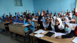 بازگشایی مدارس افغانستان با دعوت از دانش‌آموزان پسر