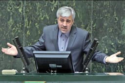 وزیر ورزش خلاف سیاست‌های دولت شنا می‌کند !