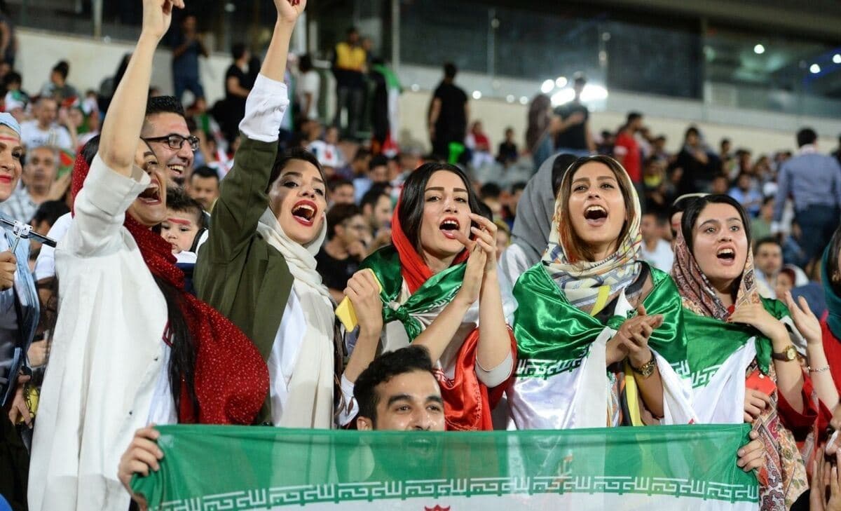 هشدار به فوتبال ایران با جلوگیری از ورود زنان به استادیوم‌ها