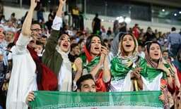 هشدار به فوتبال ایران با جلوگیری از ورود زنان به استادیوم‌ها