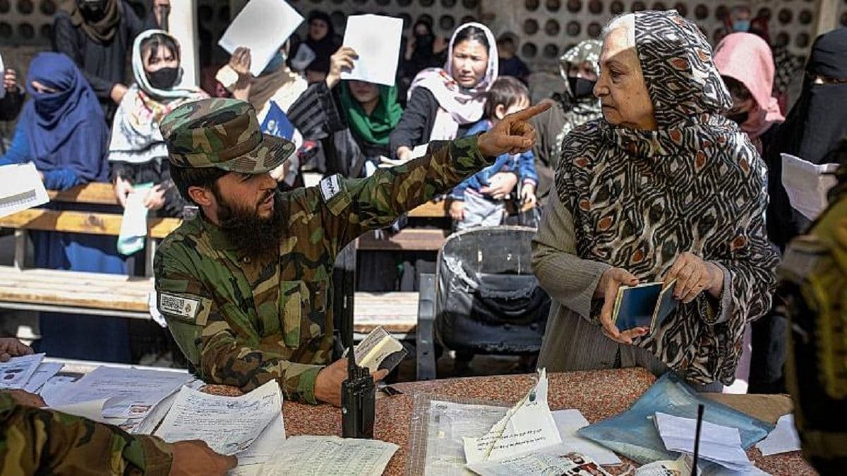 سفر اتباع افغانستان به خارج منوط به ارائه دعوتنامه و مدارک قانونی