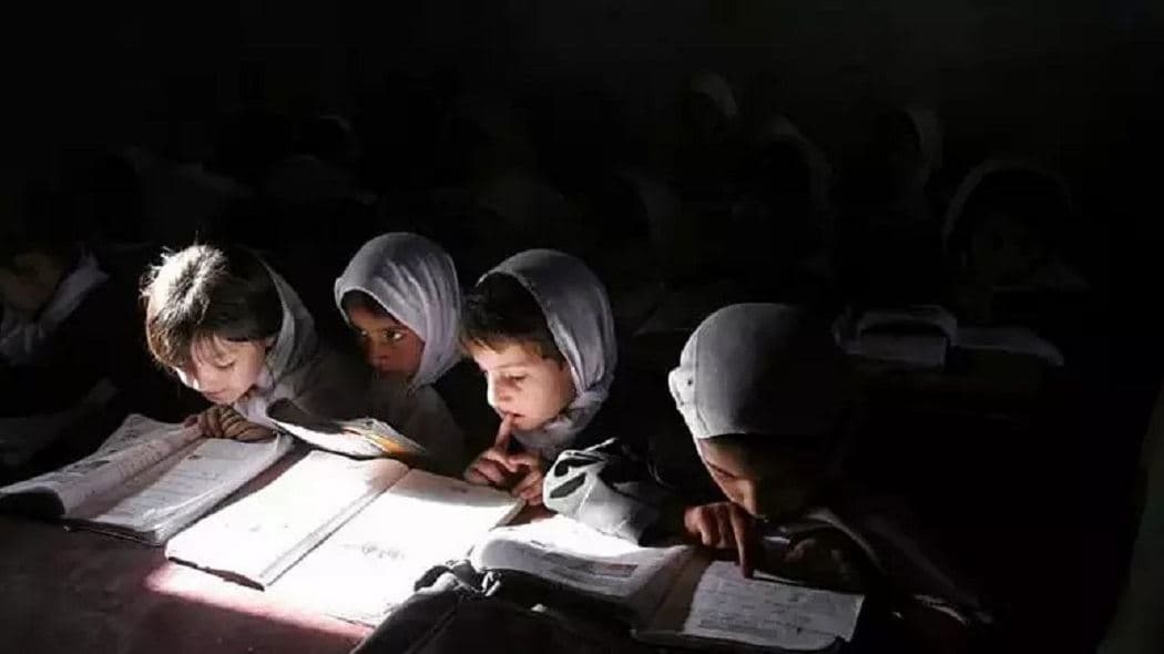 ایجاد مدارس زیرزمینی، راهکار خانواده‌های افغان برای دختران