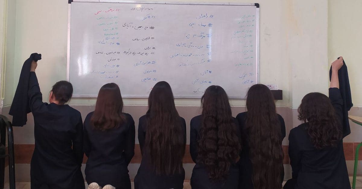 گزارش رسانه‌ نایننیوز استرالیا از اعتراض بدون حجاب دختران دانش‌آموز ایرانی