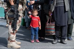 جدال یک خانواده افغان با آمریکایی‌ها بر سر یک کودک