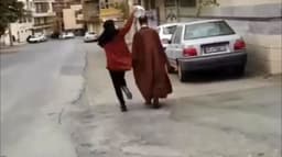 گزارش اس‌بی‌اس استرالیا از عمامه پرانی؛ شیوه جدید اعتراض مردم در ایران
