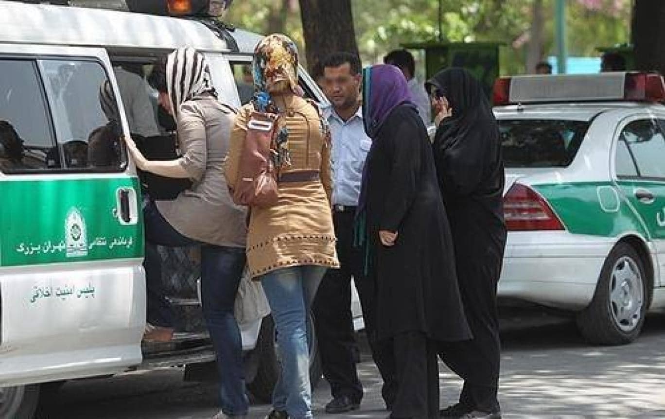 گزارش اس‌بی‌اس استرالیا از خبر انحلال گشت ارشاد و واکنش مردم ایران