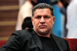 واکنش علی دایی به پیاده کردن خانواده‌اش از هواپیما