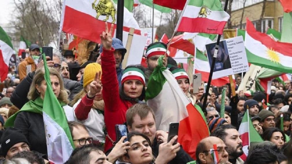تجمع گسترده ایرانیان در بروکسل همزمان با تحریم‌های جدید اروپا
