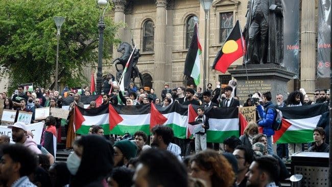راهپیمایی حامیان فلسطین در بیرون کتابخانه دولتی ملبورن