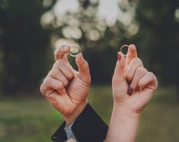 متاهل‌ها شادترند یا مجردها؟ نظرسنجی گالوپ چه می‌گوید؟