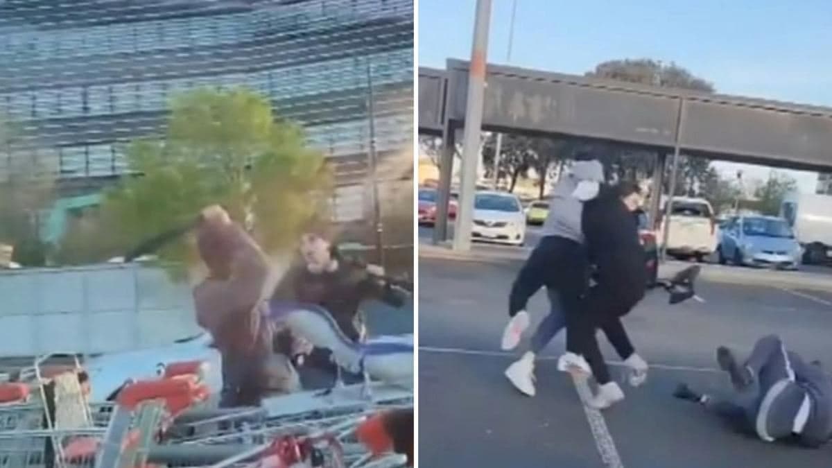 شمشیربازی در یک مرکز خرید در شمال ملبورن