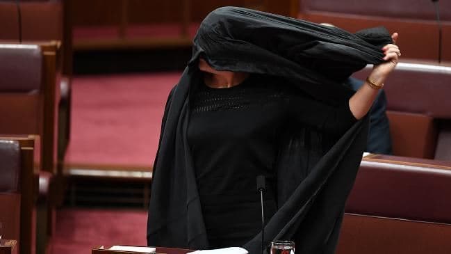  مخالفت "پائولن هانسون" سناتور مجلس فدرال با حجاب زنان ( برقع )در پارلمان استرالیا 