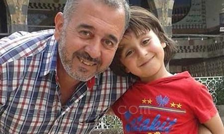 اسامه، مربی فوتبال سوریه مهاجری که با لگد خبرنگار مجاری زمین خورد 